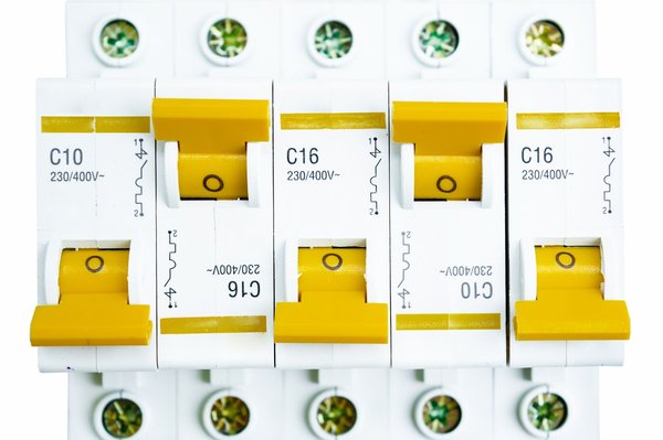 Les meilleurs disjoncteurs pour protéger efficacement votre installation