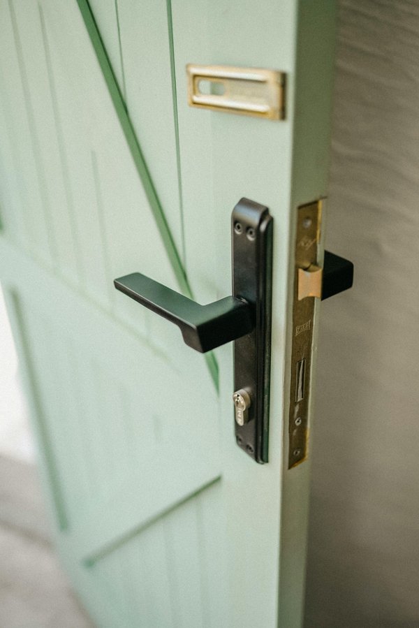 Les poignées de porte et de portillon : l'élément clé pour une maison stylée et fonctionnelle