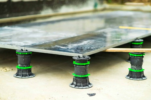 Terrasse en dalles sur plots : un projet accessible à tous